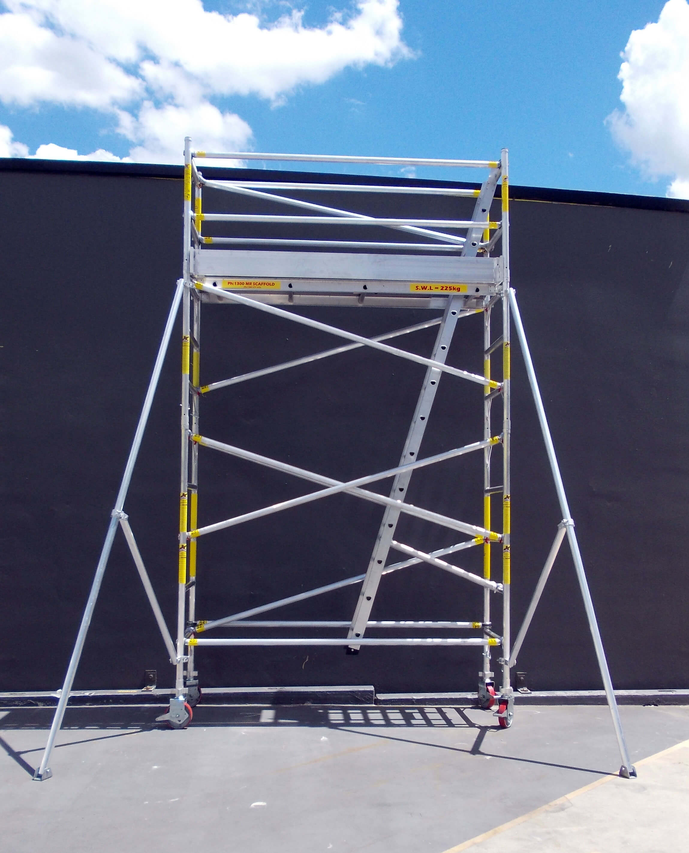 mobile scaffold with outriggers